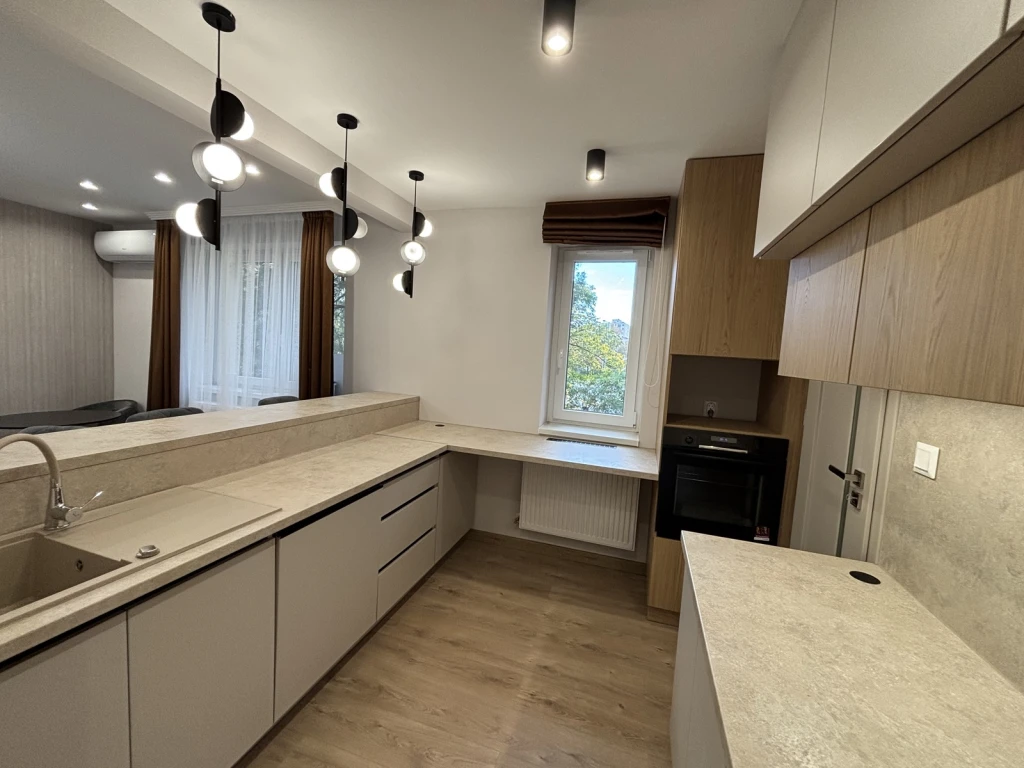 NYÍREGYHÁZÁN, BELVÁROS KÖZELI, IGÉNYESEN FELÚJÍTOTT, 72 M²-ES FÖLDSZINTI LAKÁS ELADÓ – KIVÁLÓ ELOSZTÁSSAL, MODERN FELSZERELTSÉGGEL!