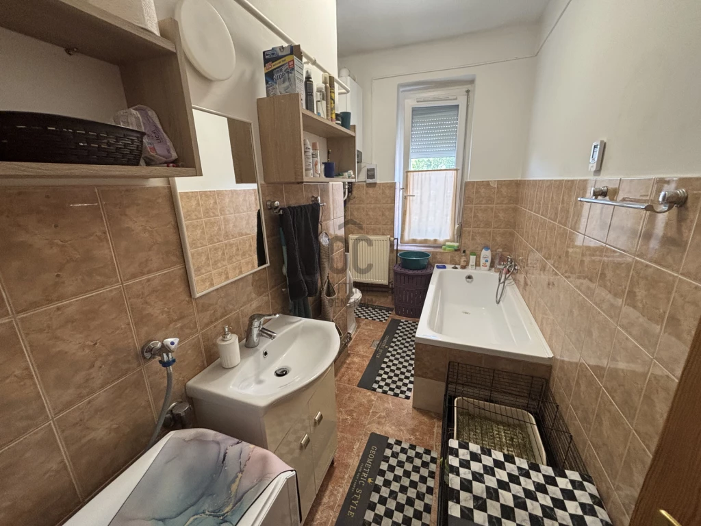 For sale brick flat, Várpalota, Tési domb, Kastélydomb utca