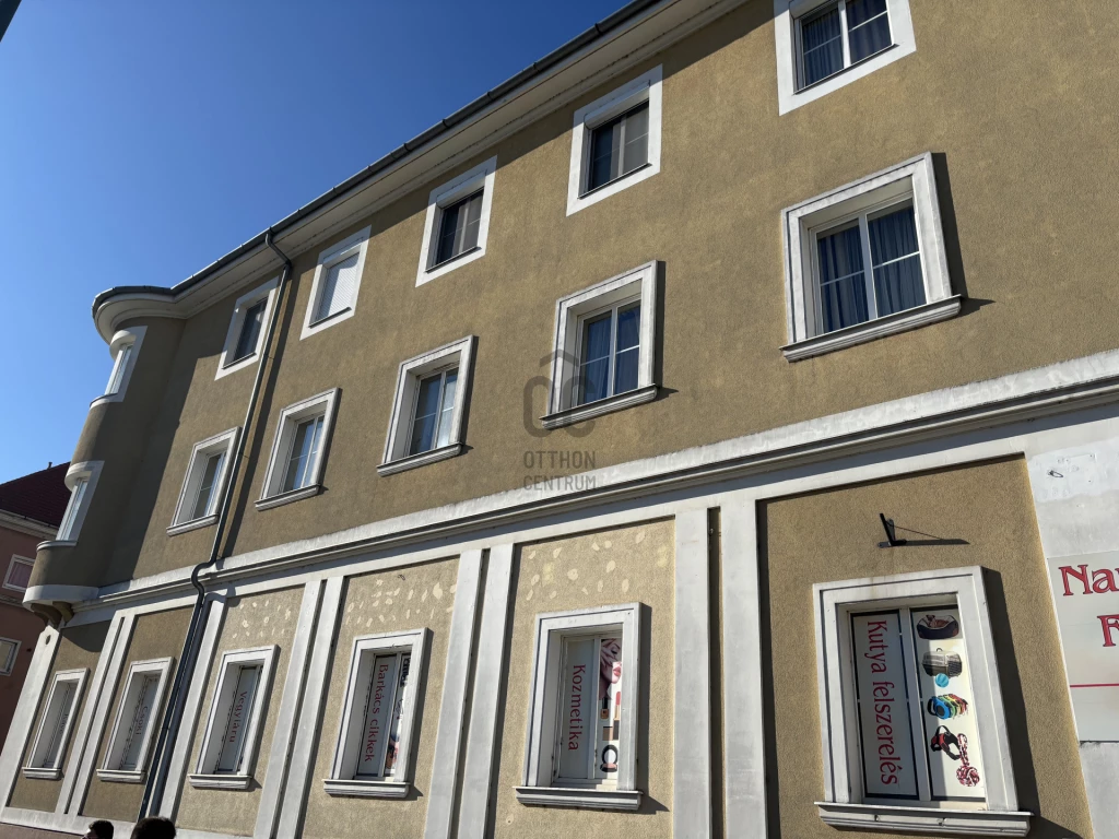 Eladó téglalakás, Várpalota, Várpalota, Szabadság tér