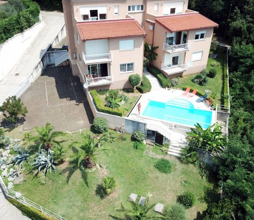 Opatija Icici, 103 m2-es lakás (nyaraló), medencével, közel a tengerhez, kikötőhöz eladó!