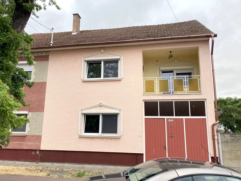 Makó, Árpád utcai, 3 szobás tégla építésű ház eladó!