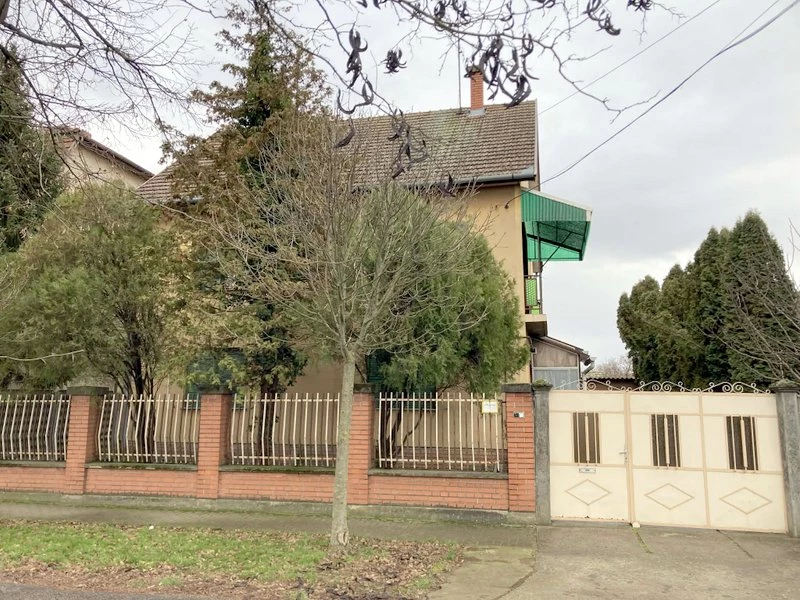 Makó, központi, frekventált jó helyén, 2 lakásos, jó téglaház eladó!