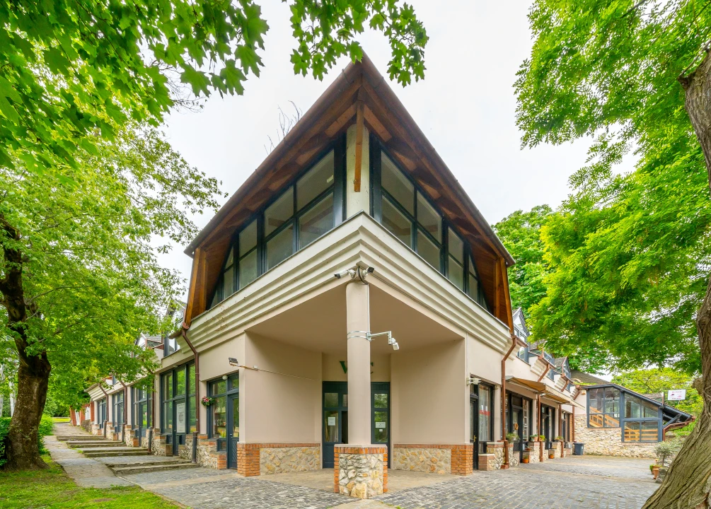 Eladó üzlet, Balatonboglár