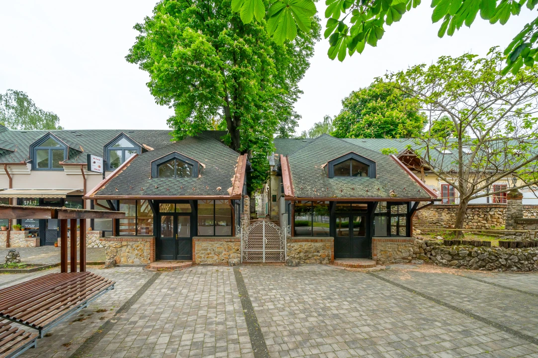 Eladó üzlet, Balatonboglár
