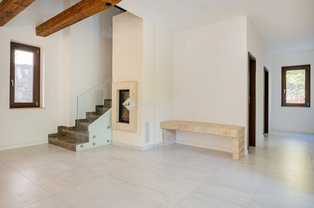 Eladó ház, Leányfalu