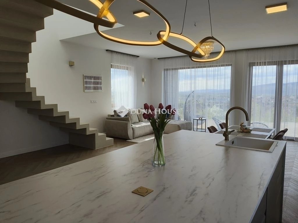 c3-1-name c2-1-name, Vác, Basa köz