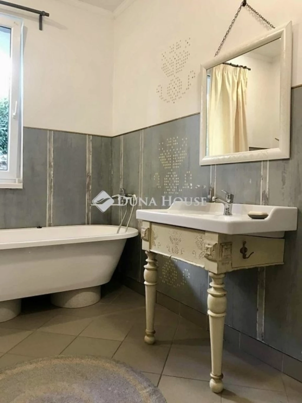 Eladó lakás, Üröm