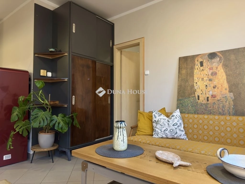 Eladó lakás, Üröm