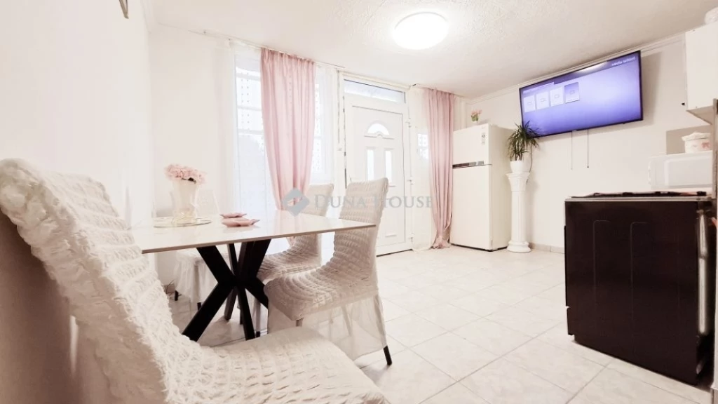 Eladó ház, Csörög