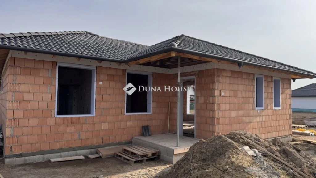 Eladó ház, Taksony