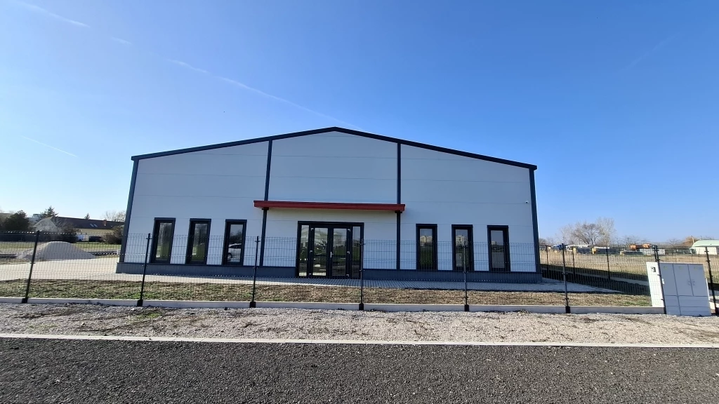 Eladó ipari csarnok/raktár, Szolnok