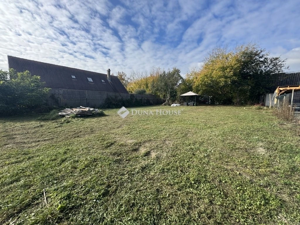 Eladó telek, Pócsmegyer