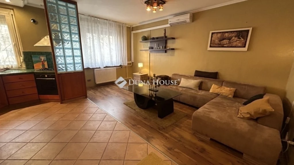 c3-1-name c2-20-name, Budapest III. kerület, Apát utca