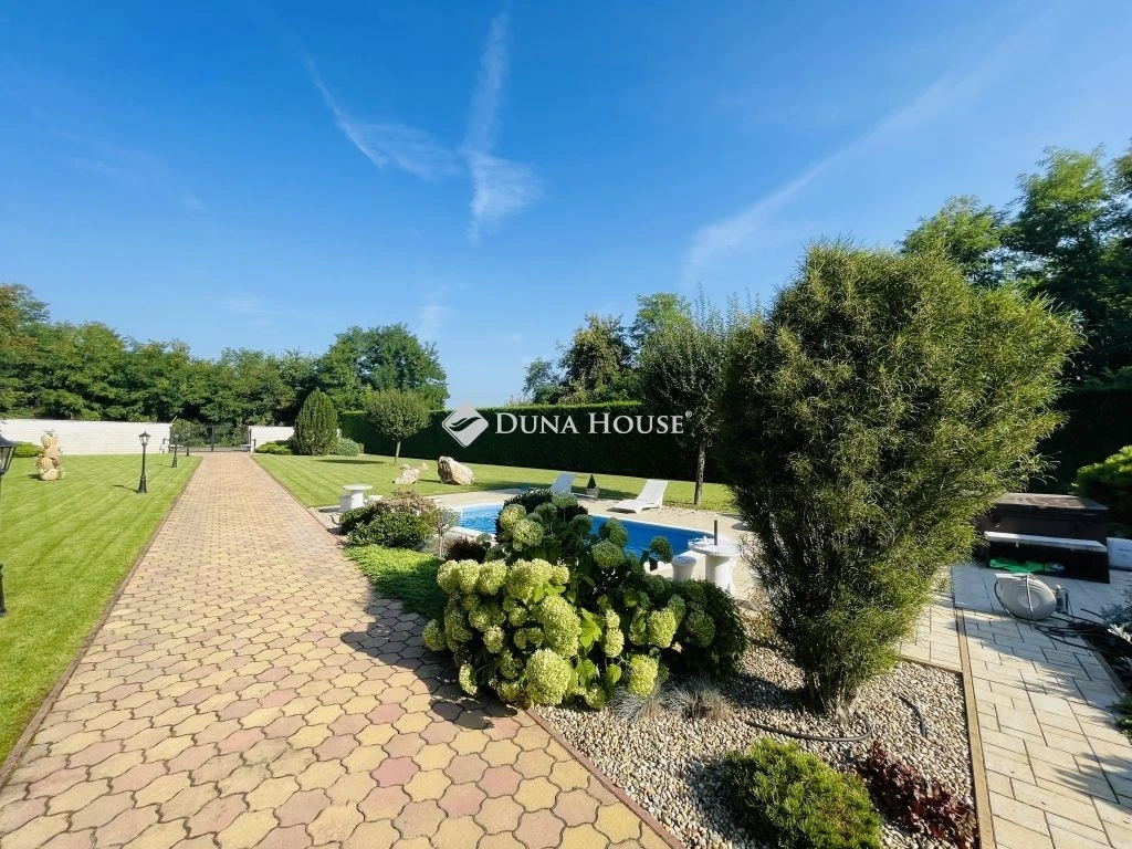 Eladó ház, Pócsmegyer