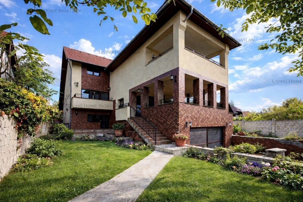Szentendre kedvelt részén panorámás villa eladó