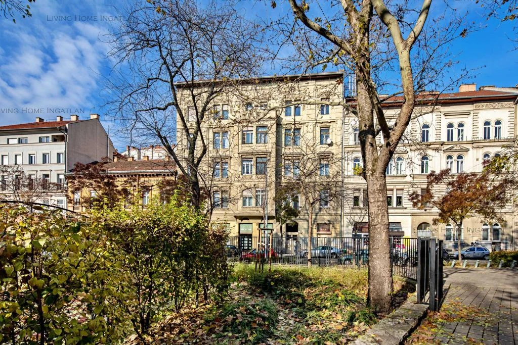 VII. Nagypolgári lakás az Almássy téren eladó