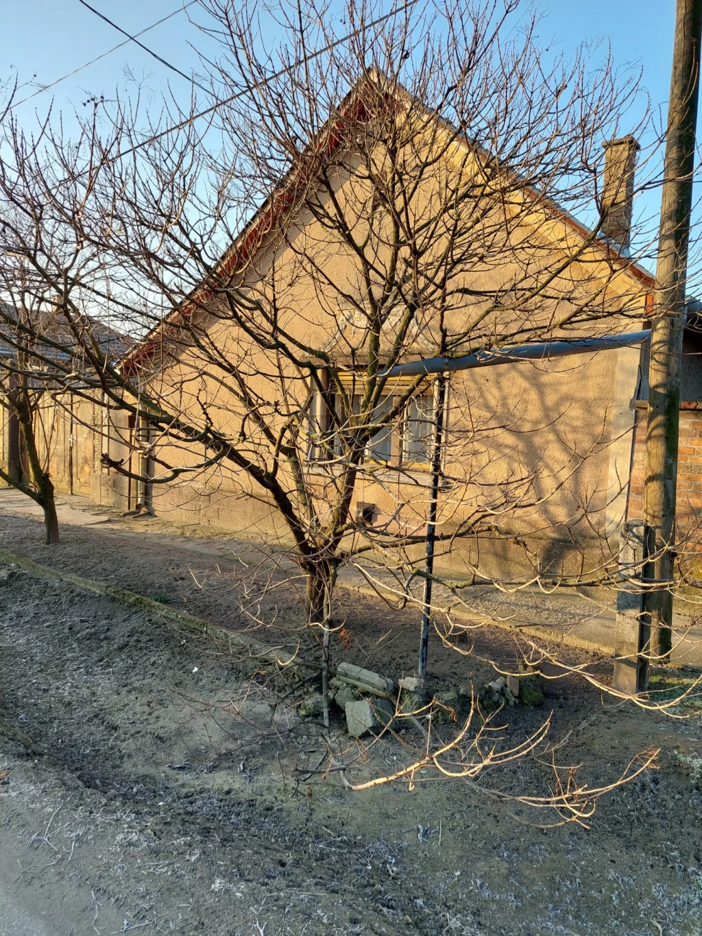 Nagykőrösön  családi ház piachoz közel Eladó vagy lakótelepi lakásra cserélendő !