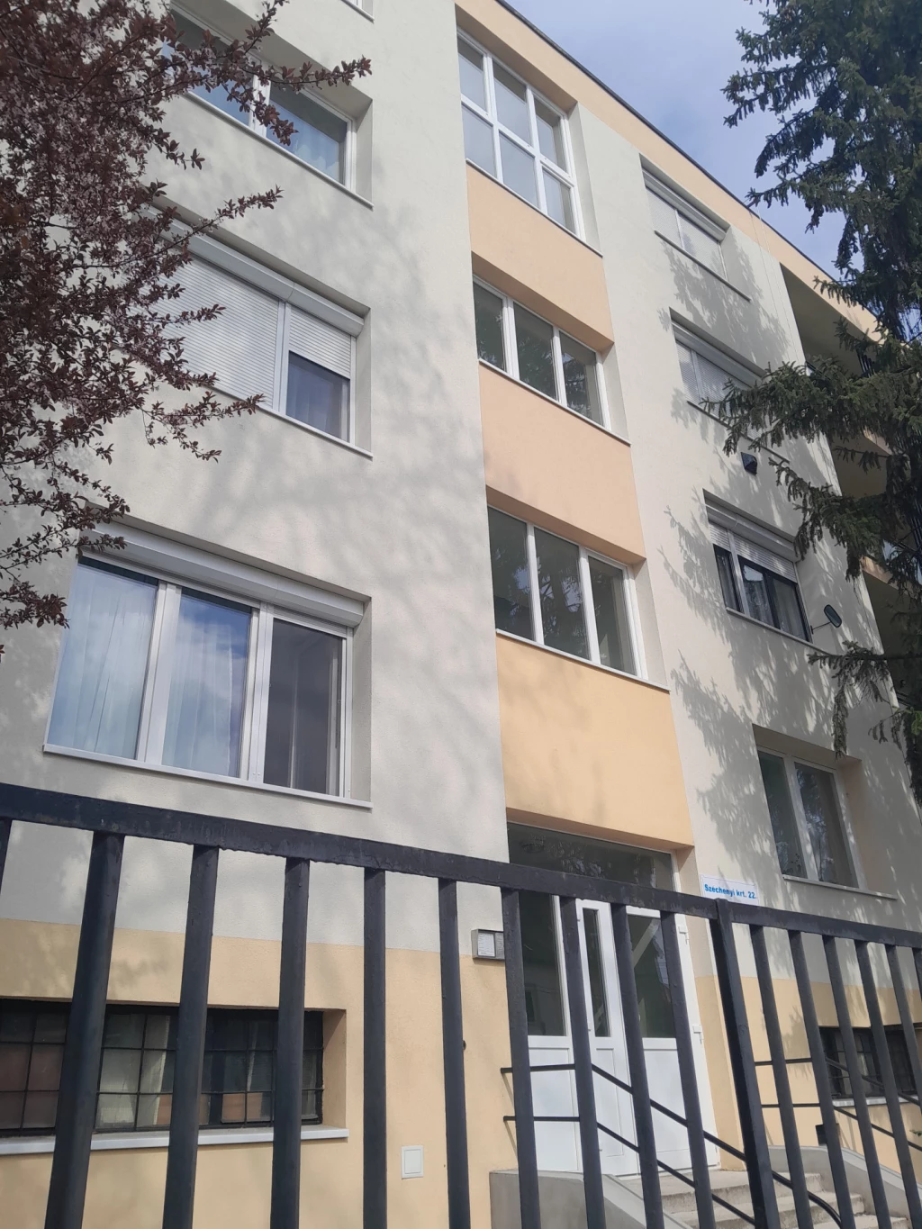 Belvárosközeli téglalakás eladó
